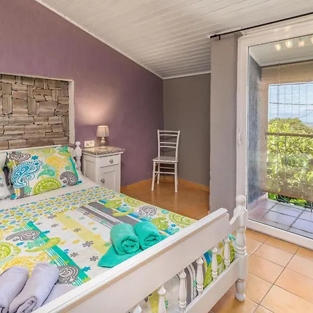 3 Bedroom Nice Home In Smrika Holiday home Smrika